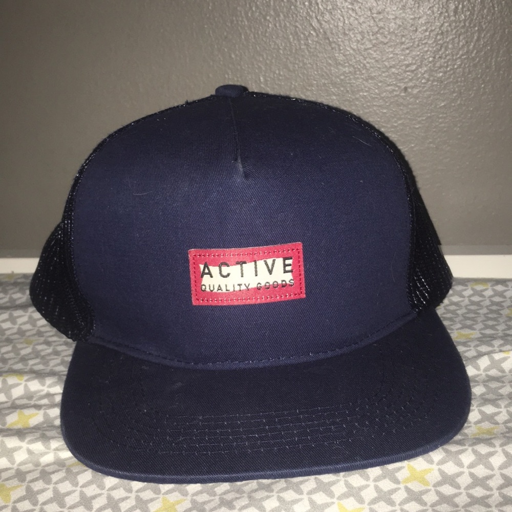 I’m selling this active hat it doesn’t fit me